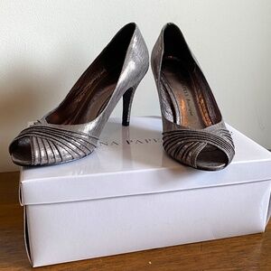🪩 NWOT! Adrianna Papell Boutique Gunmetal metallic fanatic 3.5" heel